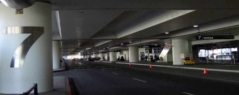 LAX Airport Terminal 7 – Services & Gates